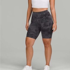 Contour Fit Wunder Train high rise 8” short lululemon size 6 like new diamon dye